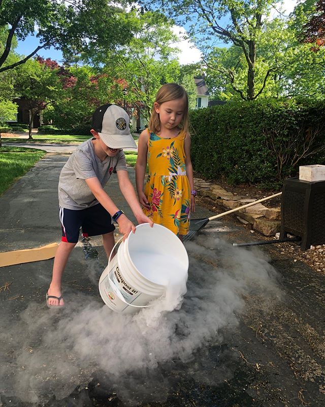 Dry Ice CO₂ 🧊 + Water H2O💧= 💨 #ScienceSunday